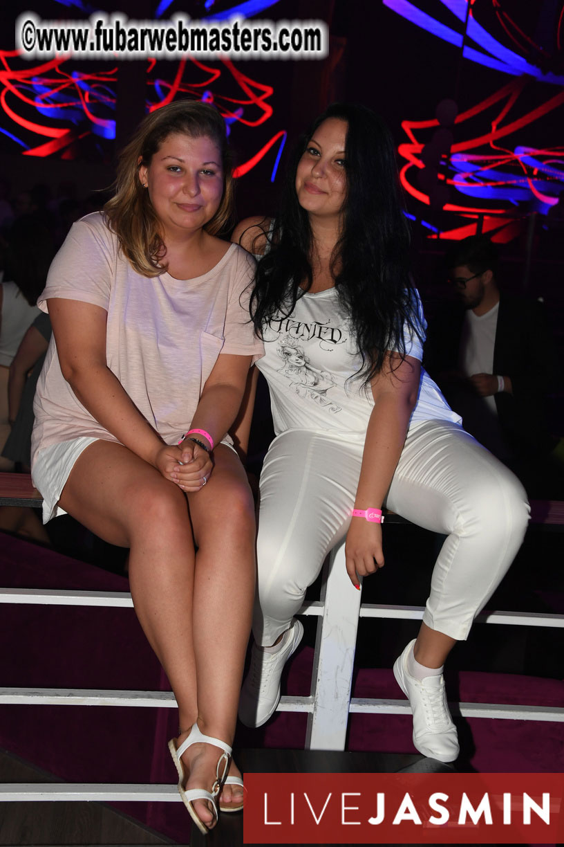 FreeWebCams White Party