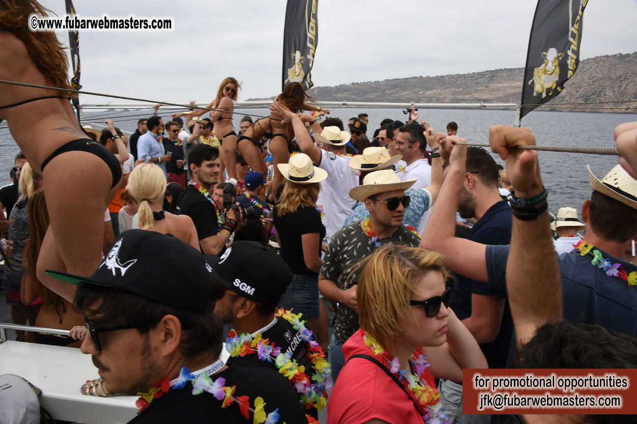 Boat Trip with Cool Drinks & Hot Girls