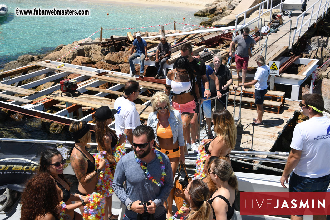 Boat Trip with Cool Drinks & Hot Girls