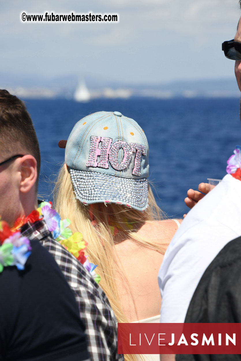 Boat Trip with Cool Drinks & Hot Girls