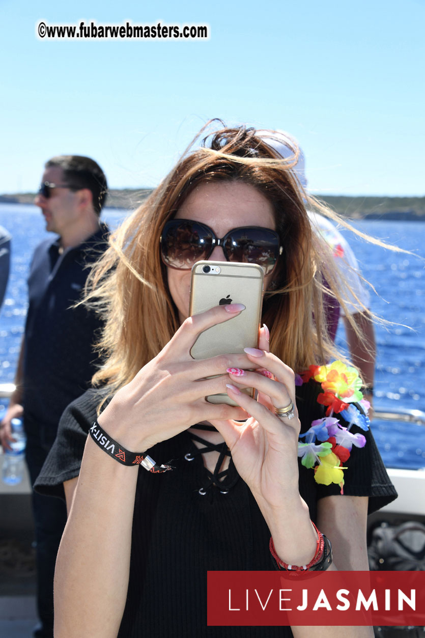 Boat Trip with Cool Drinks & Hot Girls