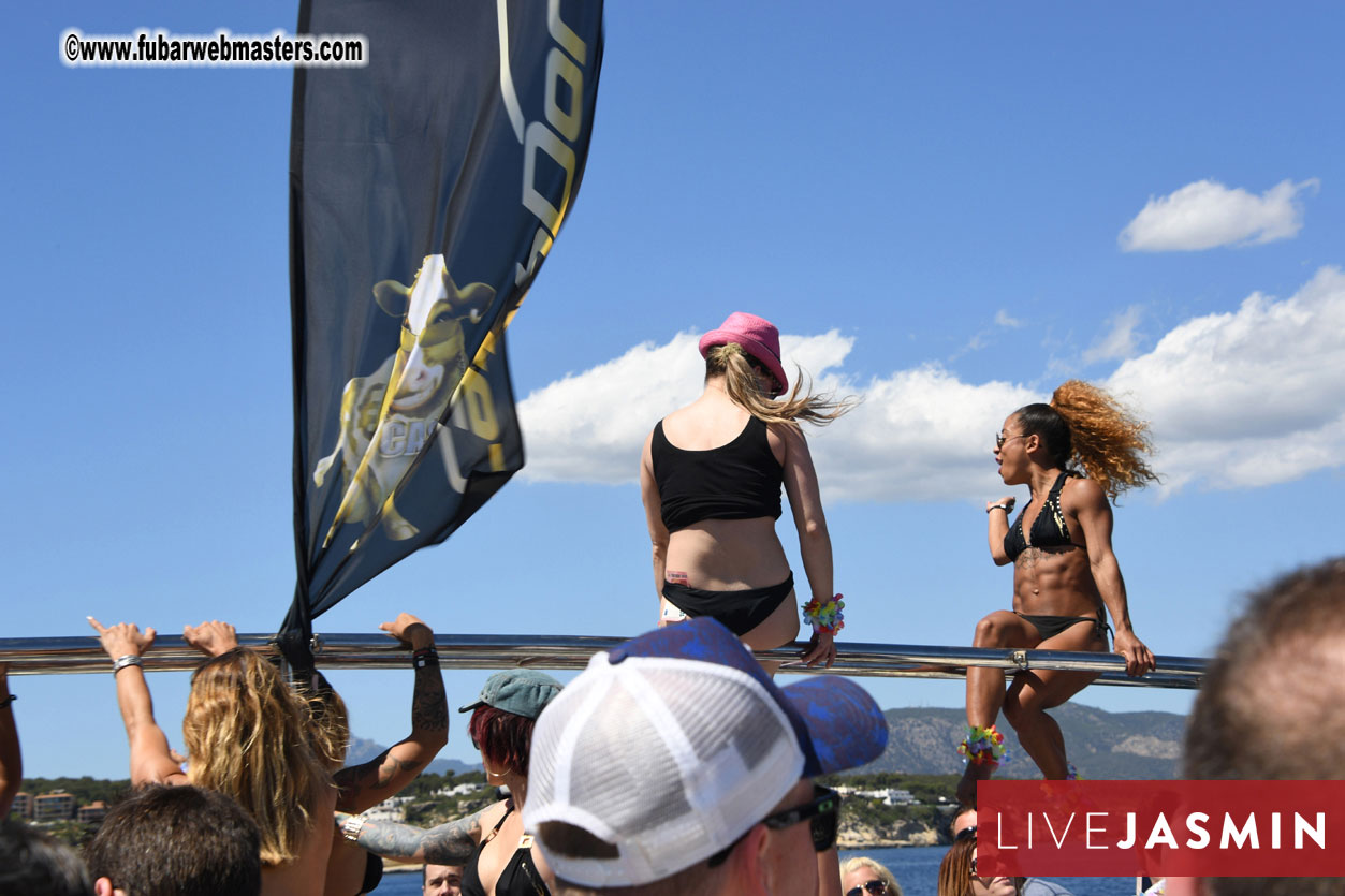 Boat Trip with Cool Drinks & Hot Girls