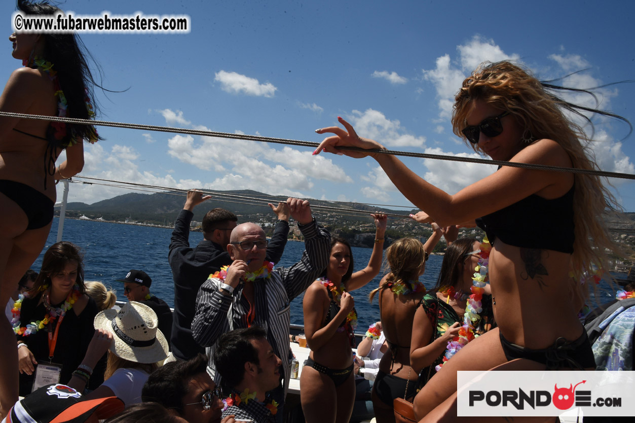 Boat trip with cool drinks & hot girls