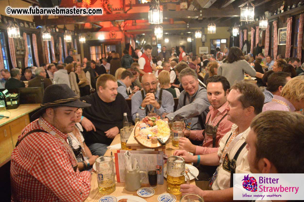 Seating in the legendary beer tent Zur Bratwurst